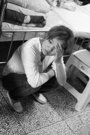 女兒熟睡之后，媽媽總會(huì)一個(gè)人想很多，女兒的病情、巨額的醫(yī)療費(fèi)用時(shí)刻充斥著她的大腦，年輕的媽媽在這種情境下變得憔悴了很多，她不知道小彬嫻什么時(shí)候會(huì)好起來，帶著她穿梭在小公園里看著她稚嫩的笑。