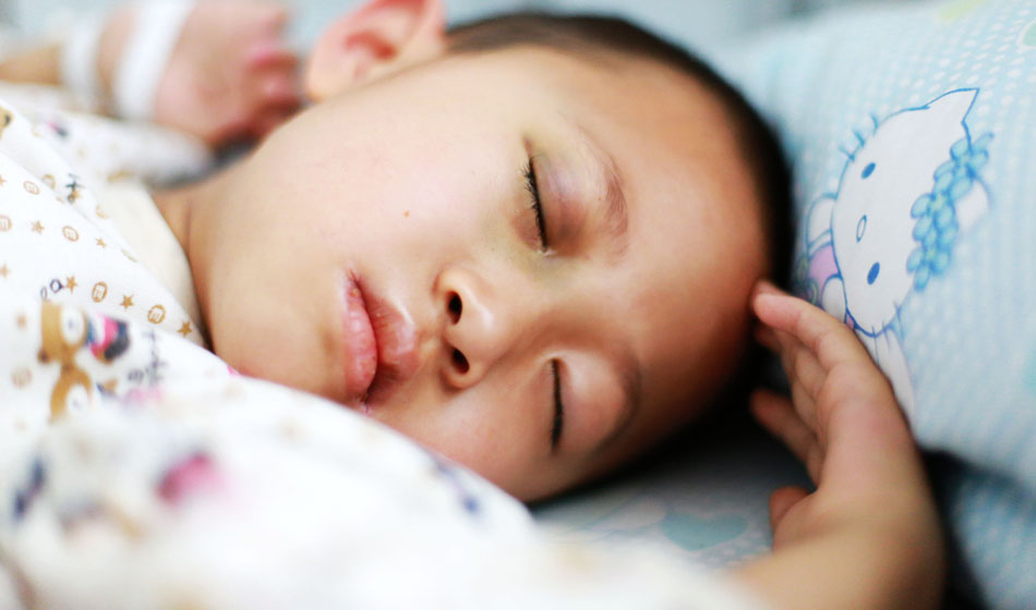 小彬嫻眼部、嘴部、脖子等出血點(diǎn)致使她無法吃硬東西，不小心劃破一下對(duì)她就是最大的損失，每個(gè)人都在保護(hù)著她，包括幼小的她自己。