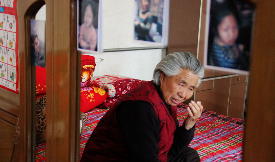 小彬嫻80歲的老奶奶每天在家祈禱小彬嫻早日回來?！袄夏棠套钣H”這是小彬嫻對(duì)“誰最親”這個(gè)問題最多的回答，小彬嫻和老奶奶就像是一對(duì)好朋友，兩個(gè)人在一起總是歡聲笑語。而現(xiàn)在，老奶奶每天看著鏡子前的小彬嫻的照片就會(huì)淚流滿面。