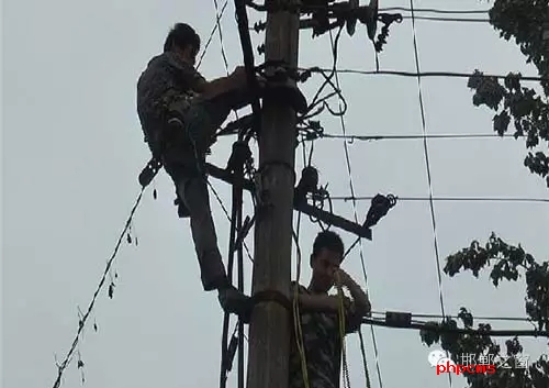 8月8日下午，邯臨路與高鐵橋交匯處北行200米燕莊村一名電工被困在電線桿上，急需救援。接到報(bào)警的邯鄲消防華澤路中隊(duì)立即趕赴現(xiàn)場(chǎng)，消防官兵到達(dá)現(xiàn)場(chǎng)后，經(jīng)了解得知，該男子是一名電工，在電線桿上作業(yè)時(shí)不慎被電擊傷，意識(shí)清醒，但其右腿和右臂無(wú)法用力，導(dǎo)致無(wú)法從電線桿上下來(lái)。消防官兵經(jīng)過(guò)半個(gè)小時(shí)的緊張營(yíng)救，最終將被困男子成功救下，并由現(xiàn)場(chǎng)120醫(yī)務(wù)人員送往醫(yī)院進(jìn)行救治。