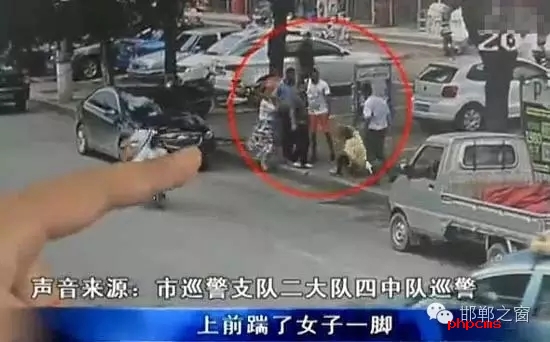 8月5日，市巡警支隊(duì)二大隊(duì)四中隊(duì)巡警在水廠路上巡邏時(shí)，突然一名神色慌張的男子攔下了警車，男子向巡警說(shuō)他的愛(ài)人被打了。巡警立即查看情況，發(fā)現(xiàn)一名約30歲的女子手捂腹部倒在便道上，巡警立即撥打了110和120。經(jīng)了解得知，受傷女子于某某已懷有兩個(gè)月身孕，于某某的丈夫與男子有經(jīng)濟(jì)糾紛，當(dāng)天男子找于某某的丈夫要錢，結(jié)果起了爭(zhēng)執(zhí)。巡警從醫(yī)院了解到于某某不幸流產(chǎn)。
