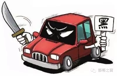 8月3日上午，公交分局接群眾報警稱，在汽車西站搭乘一輛白色奧拓(黑出租車)時，被該車司機(jī)持刀搶劫2600元。公交分局迅速組織警力現(xiàn)場勘查、走訪調(diào)查、調(diào)取天網(wǎng)監(jiān)控視頻、尋找嫌疑人蹤跡，經(jīng)大量工作，于次日凌晨6時許，辦案民警在復(fù)興區(qū)大乘寺附近發(fā)現(xiàn)嫌疑人的活動蹤跡。經(jīng)縝密布控，辦案民警在火車站一舉將犯罪嫌疑人張某某抓獲，犯罪嫌疑人張某某對持刀搶劫乘客的犯罪事實供認(rèn)不諱。