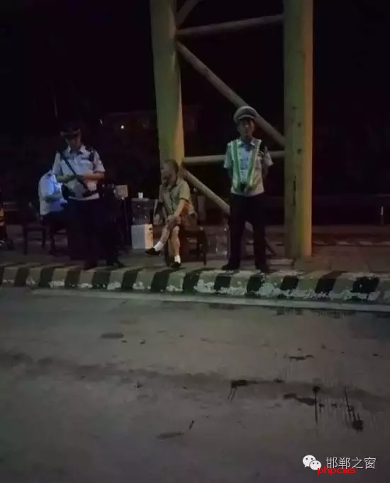 8月9日晚，磁縣交警大隊林坦中隊民警在執(zhí)行勤務(wù)中，對一輛小型普通客車進(jìn)行例行檢查，該車司乘人員三人，其中兩名乘坐人員神情恍惚，非?？梢桑窬J(rèn)真核對每名人員信息，經(jīng)網(wǎng)上對比查詢，系統(tǒng)提示陳某某具有吸毒史。執(zhí)勤民警立即對該車進(jìn)行全面徹查，并對該車三名司乘人員做了尿檢，檢驗結(jié)果兩名乘坐人員為陽性。最終，經(jīng)過細(xì)致盤問，周某某、陳某某對其吸毒事情供認(rèn)不諱。