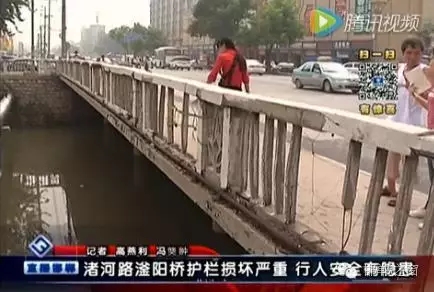 最近住在渚河路滏陽橋附近的居民們反映，說滏陽橋護(hù)欄破損嚴(yán)重，每次從橋上通過時(shí)，都提心吊膽，附近居民為了安全，用繩子簡單的進(jìn)行圍擋。