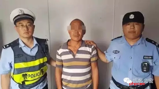 8月12日9時許，邯鄲大名鋪上高速口檢查站執(zhí)勤民警在對一輛由魏縣開往北京客車進行安檢時，發(fā)現(xiàn)一名網(wǎng)上逃犯。經(jīng)核查，該男子為王某平，系涉嫌濫伐林木網(wǎng)上逃犯。該王于今年3月份在未有辦理《林木采伐許可證》的情況下，亂砍濫伐林木97棵。