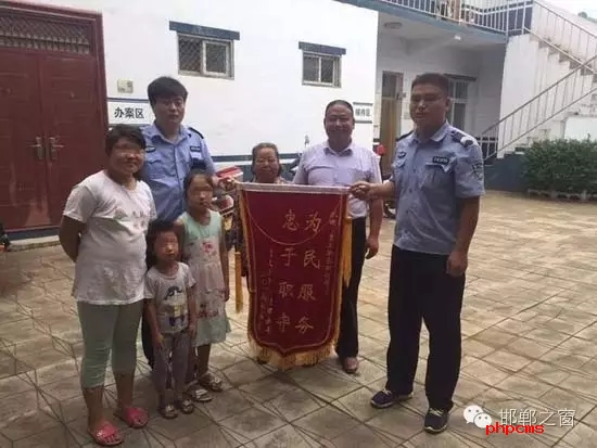 8月份，雞澤縣局店上派出所在開展入戶訪查工作中了解到，2011年，浮東三村村民孟某與外地女子唐某（云南省昭通市人）結(jié)婚，戶口沒有遷移，因是二婚，妻子唐某帶有的三個孩子也跟隨孟某生活，三個孩子均沒有戶口。不幸的是，其妻子唐某在2015年年底因車禍死亡，三個孩子無法取得醫(yī)學(xué)證明，就一直未能申報戶口。民警在獲悉此情況后，主動上門對這3個無戶口孩子進行入戶調(diào)查，經(jīng)過一周的緊張工作，雞澤縣局店上派出所會同縣局戶政股為這3個孩子解決了戶口問題，最終將3個孩子的戶口頁交到孟某手中。