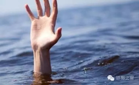 8月11日下午4點左右，邯鄲臨漳縣油房村村主任程艮生像往常一樣在自己負責(zé)的區(qū)域巡查，在快要接近漳河時，程艮生發(fā)現(xiàn)不遠處有兩個人在水里撲騰。程艮生用盡全力將兩人救上岸?！皟蓚€孩子才十八九歲，正值大好年華?！被貞浧甬?dāng)時情形，程艮生依然心有余悸。