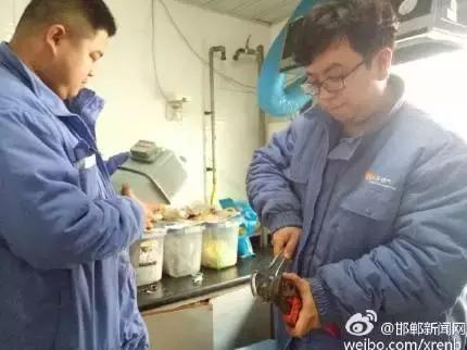 2月28日，邯鄲華潤燃氣公司工作人員對我市叢臺花園，滏新家園等燃氣用戶進行安檢，截止目前，該公司已入戶安檢21938戶，發(fā)現(xiàn)隱患并整改1564戶。根據(jù)相關規(guī)定，燃氣經(jīng)營企業(yè)每兩年需對所管轄范圍內(nèi)的燃氣用戶進行一次入戶安全檢查工作，其目的是查找安全隱患，確保用戶安全用氣。