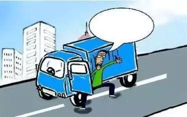 2月27日凌晨，邯鄲市一名男子套用其表哥A2駕駛證信息駕駛大貨車進入市區(qū)，沒成想因為嘴角的一顆痣被交警看出破綻，不僅被公安機關依法行政拘留了15天，而且被罰款1500元。在事實面前，駕駛?cè)瞬坏貌怀姓J自己無證，試圖用表哥的駕駛證蒙混過關。